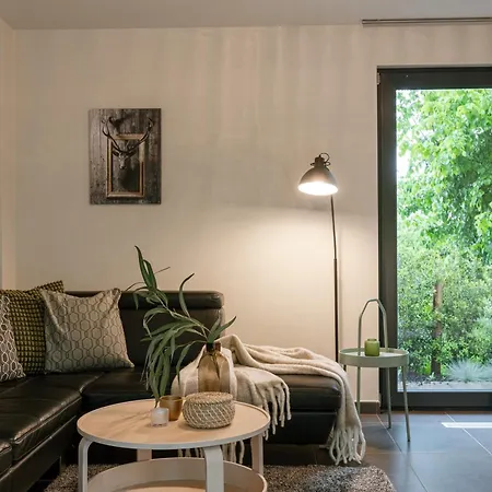 Huswell - Relaxing Close To The